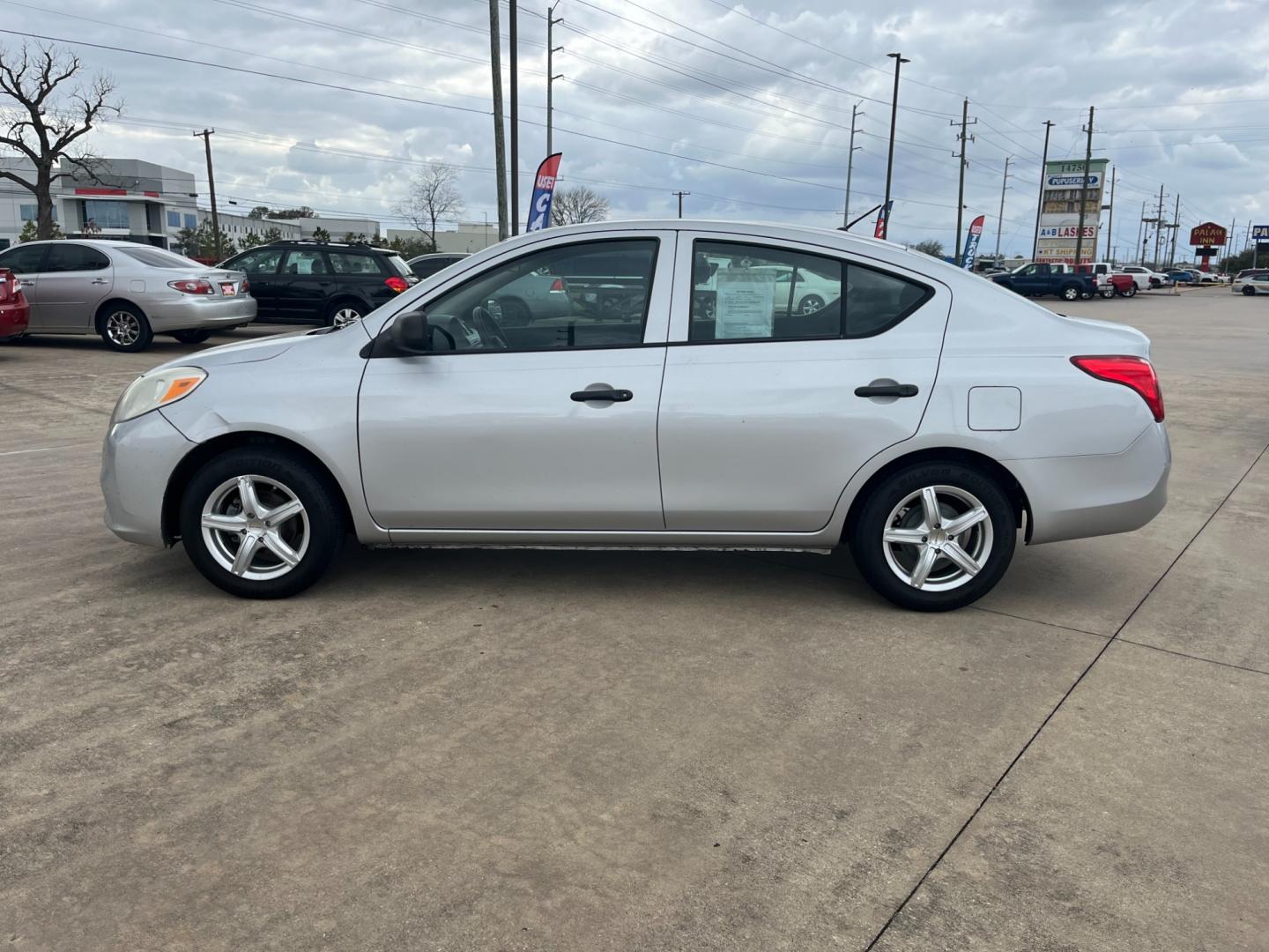 2014 SILVER /black Nissan Versa 1.6 S 5M (3N1CN7AP3EL) with an 1.6L L4 DOHC 16V engine, 5-Speed Manual transmission, located at 14700 Tomball Parkway 249, Houston, TX, 77086, (281) 444-2200, 29.928619, -95.504074 - Photo#3